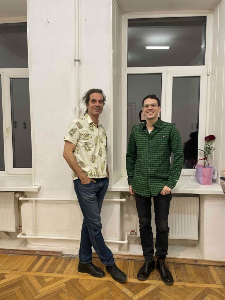 Венсан Дево и куратор выставки Туляков Сергей на вернисаже «du tac au tac» Венсана Дево в галерее «Атос». 2022, декабрь