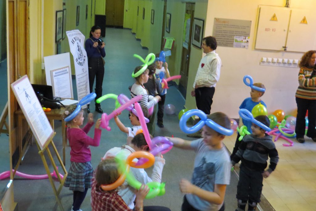 Игра «Путешествие в страну Фехтования», проводит Дмитрий Тейбер-Лебедев. Фото: Сергей Ефимов