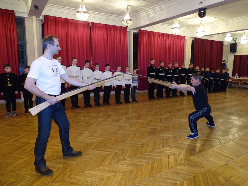 Фехтмейстер Руслан Каприлов показывает приемы штыкового боя кадетам Фото: Алла Андреева