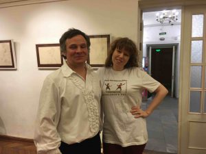Руслан Каприлов с блистательной Мариной Чибисовой - редактором, журналистом, блогером. Марина одета в фирменную футболку День Фехтовальщика 