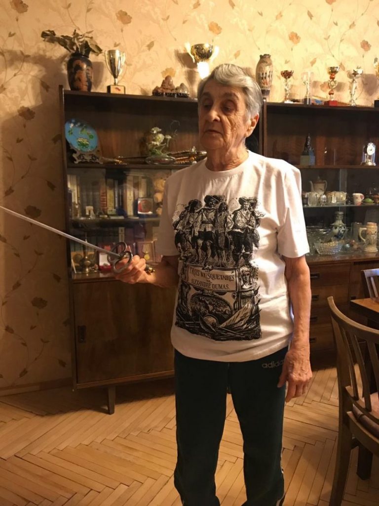 Таджиева Ксения Аркадьевна с исторической рапирой и в футболке от СПб Фехтовального Клуба. 2020, январь