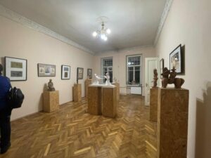 На экспозиции представлены графические работы и скульптуры Андрея Широкова