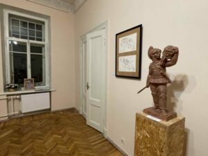 Выставка скульптора Андрея Широкова в галерее «Атос». Справа произведение «Чистая победа». Впервые выставлялось на биенналле «Фехтование в искусстве» в 2015 году