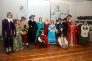 Общее фото участников Финисажа.
Их было 16! И каждый прекрасен по-своему.