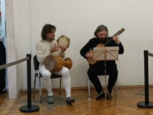 Санкт-Петербургский Фехтовальный Клуб. Гранд Ассо 2025.
Дуэт: Андрей Иванов (перкуссия) и Алексей Тонких (барочная гитара). 
Музыка эпохи ренессанса и барокко.
23.11.2025
Фото: Антон Yarko