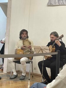 Санкт-Петербургский Фехтовальный Клуб. Гранд Ассо 2025.
Дуэт: Андрей Иванов (перкуссия) и Алексей Тонких (барочная гитара). 
Музыка эпохи ренессанса и барокко.
23.11.2025