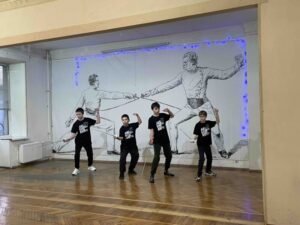 Святочный вечер. Школа «Плащ и шпага», 1 курс сдает экзамен по технике фехтования в присутствии родителей и гостей. 
