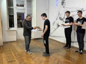 Святочный турнир старшего курса школы «Плащ и шпага. Главный судья Руслан Каприлов награждает победителя - Станислава.
СПбФК 17.01.26
