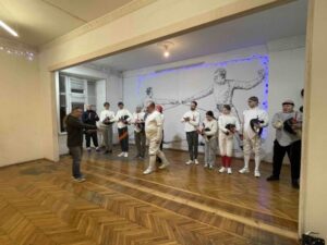 Святочный вечер фехтовальщиков 2026 в Санкт-Петербургском Фехтовальном Клубе.
Александр получает грамоту за призовое место на Святочном турнире.
17.01.2926
