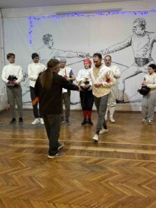 Святочный вечер фехтовальщиков 2026 в Санкт-Петербургском Фехтовальном Клубе.
Николай получает грамоту за призовое место на Святочном турнире.
17.01.2926

