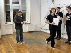 Святочный турнир старшего курса школы «Плащ и шпага. Главный судья Руслан Каприлов награждает Станислава, занявшего призовое место.
СПбФК 17.01.26
