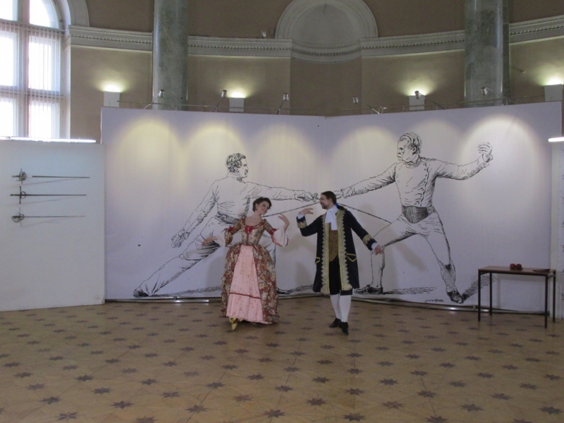 Вернисаж открывает ансамбль танцев эпохи барокко ПЛЕМЯННИКИ РАМО. Танцуют Анастасия Зуткис и Георгий Шульпин
