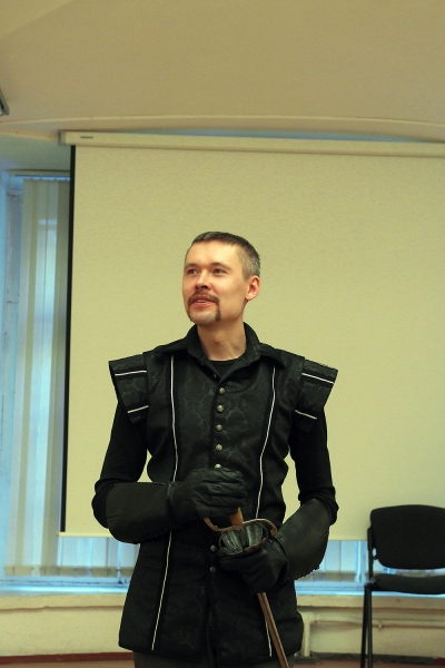Виталий Федоров, руководитель ALF studio, на открытии своей выставки фотографий дает мастер-класс по фотографированию фехтования