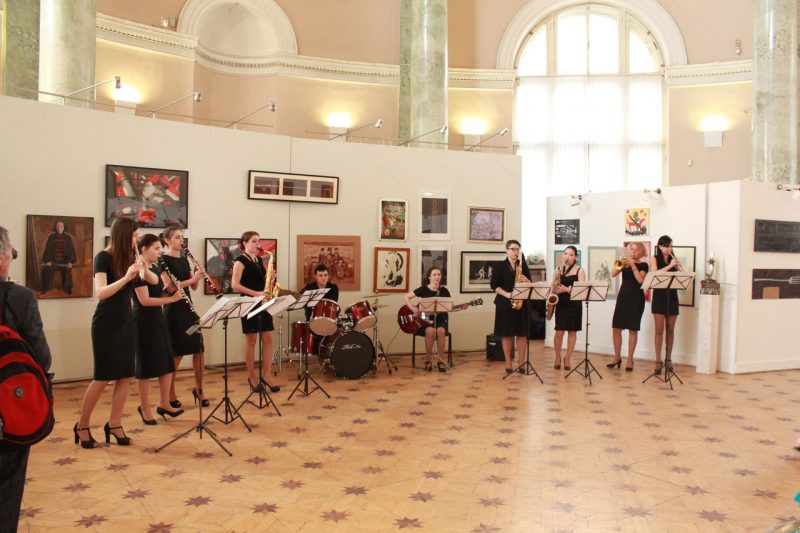 Санкт-Петербургский духовой оркестр девушек «Saint-Petersburg Ladies' Band» исполняет джазовые композиции на открытии Дней Фехтовальной культуры 2015
