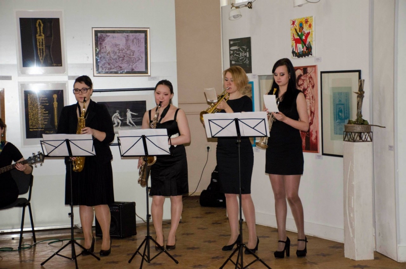 Санкт-Петербургский духовой оркестр девушек «Saint-Petersburg Ladies' Band» исполняет джазовые композиции на открытии Дней Фехтовальной культуры 2015