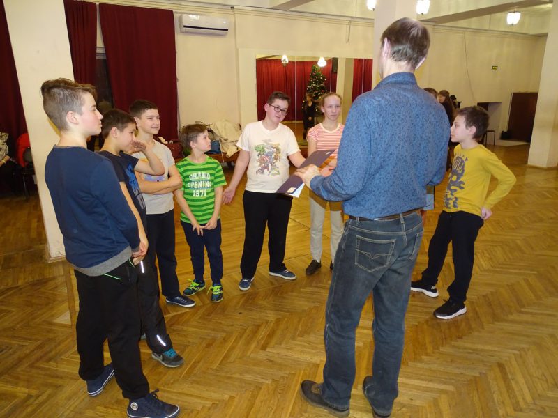 Георгий Кобиашвили проводит викторину по этикету ученикам школы 