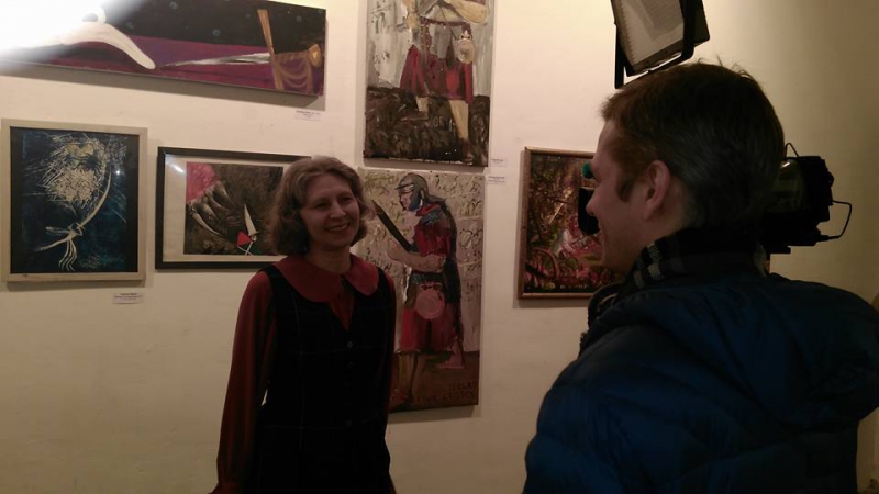 Алина Тулякова, автор идеи биеннале «Фехтование в искусстве», дает интервью тележурналистам