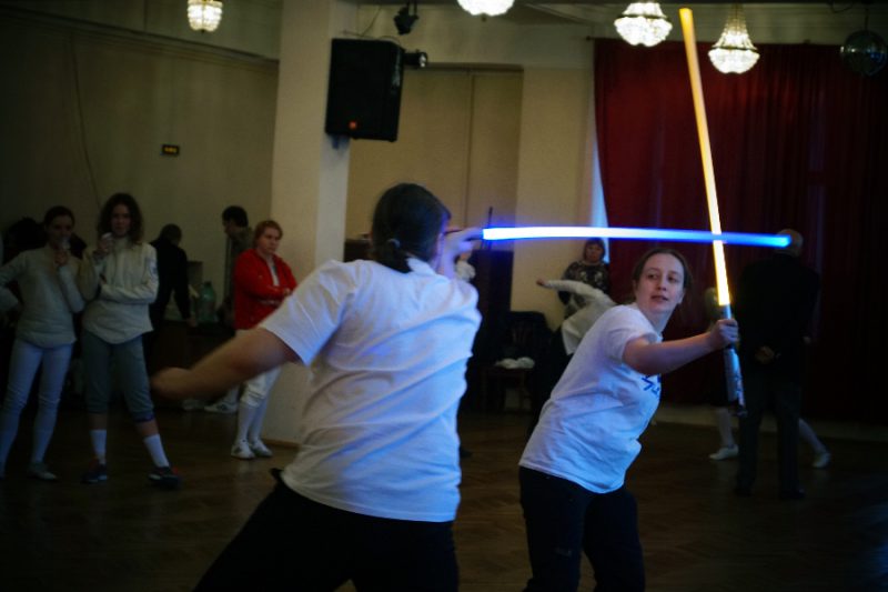 Показательные выступления фехтовальщиков со световыми мечами. Творческая группа