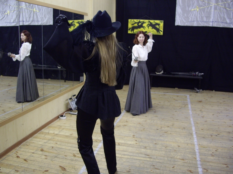 Манекенщица Юлия Мосягина в шляпе и костюме из коллекции Раудсон 