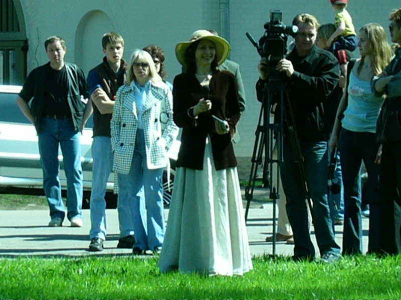 Первый День Фехтовальщика 2005 открывает Алина Тулякова, организатор.  
Фото Евгений Минус 