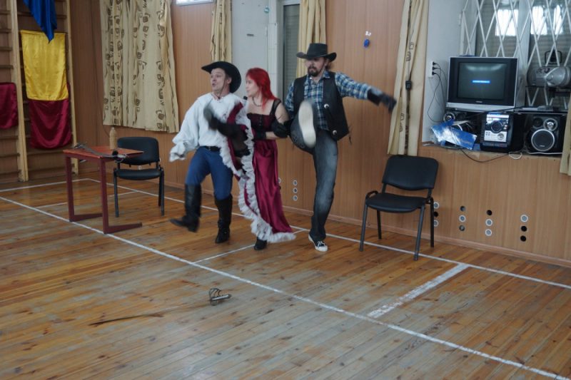 Сцена из новогоднего вступления фехтовального клуба Парад-Рипост