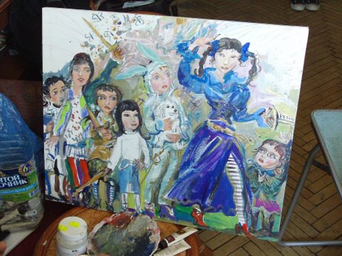 Все персонажи на картине имеют портретное сходство:со шпагой - Алина, с собачкой на руках - автопортрет Лизы и все друзья себя узнали.